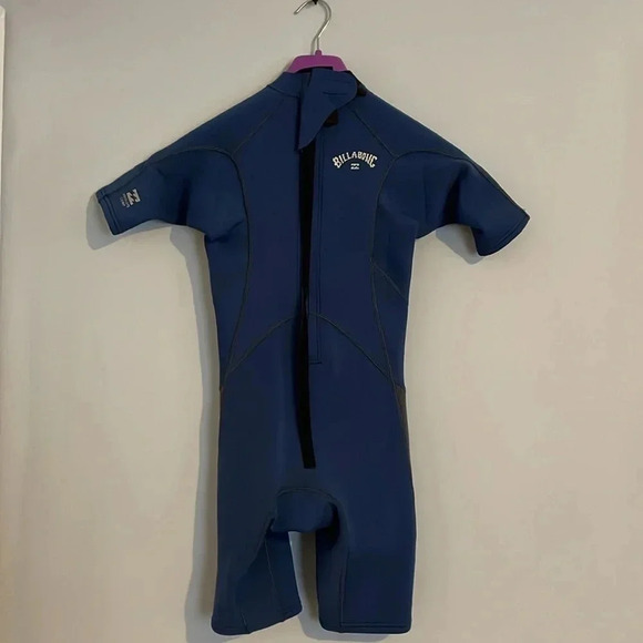 Billabong Absolute 2/2mm Spring Wetsuit
10 youth would fit 8-10 see sizing - Picture 6 of 9